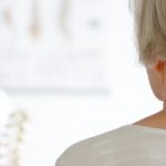 starsza kobieta zagrożona osteoporozą rozmawia z lekarką