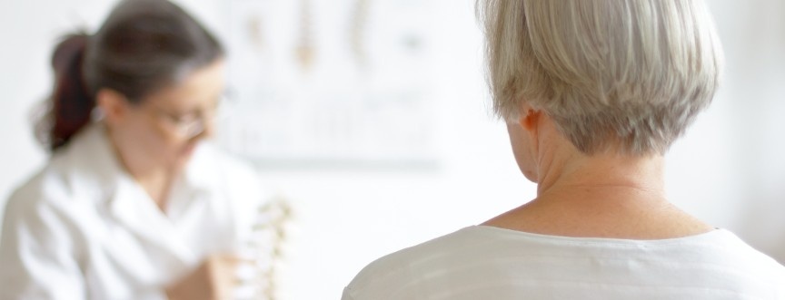 starsza kobieta zagrożona osteoporozą rozmawia z lekarką