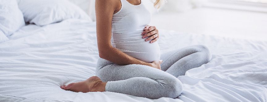 Plamienie w ciąży – brązowe, różowe. O czym świadczy plamienie w ciąży?
