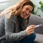 Plamienie implantacyjne jest sygnałem, że zarodek zagnieżdża się w jamie macicy.