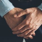 mężczyzna zasłania swoje krocze, ma problem z plamkami Fordyce'a na penisie i mosznie