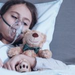 Powikłania po COVID-19 często dotykają dzieci.