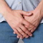 Łagodny przerost prostaty objawia się problemami z oddawaniem moczu.