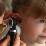 Przetokę przeduszną diagnozuje się najczęściej u małych dzieci.