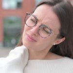 O przewianie szyi najłatwiej wczesną wiosną i jesienią.