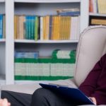 młoda kobieta podczas wizyty u psychiatry