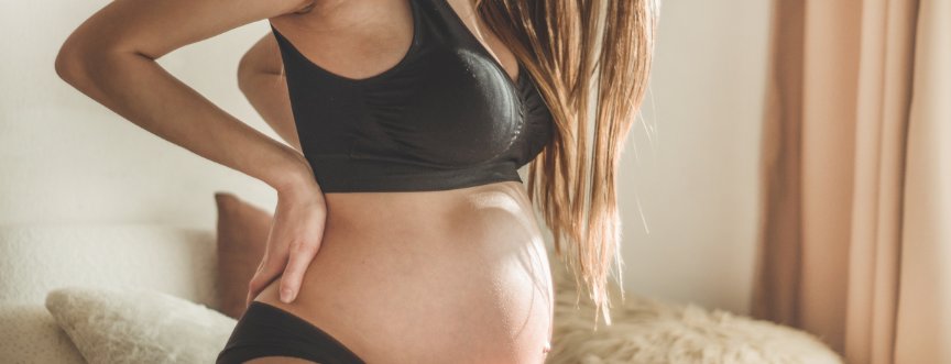 Rwa kulszowa w ciąży – objawy, ćwiczenia, poród
