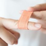 Skaza krwotoczna to nabyte lub wrodzone zaburzenie krzepnięcia krwi, które skutkuje skłonnością do częstych i obfitych krwawień.