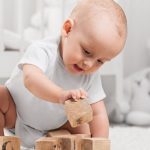Dziecko bawi się klockami. Jak rozpoznać skoki rozwojowe u dziecka?