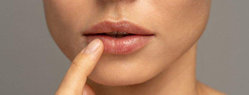 Spierzchnięte usta – przyczyny, zapobieganie i pielęgnacja