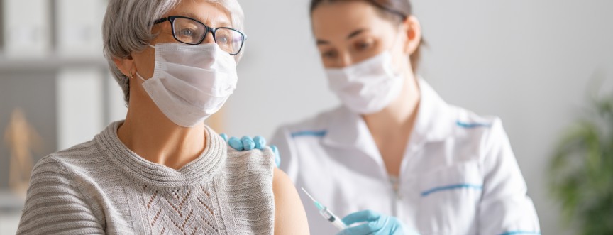 Szczepionka przeciw COVID-19 – najważniejsze informacje. Skuteczność i skutki uboczne