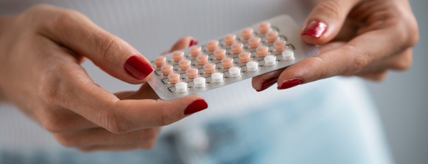 Tabletki antykoncepcyjne – jak działają pigułki jedno- i dwuskładnikowe?