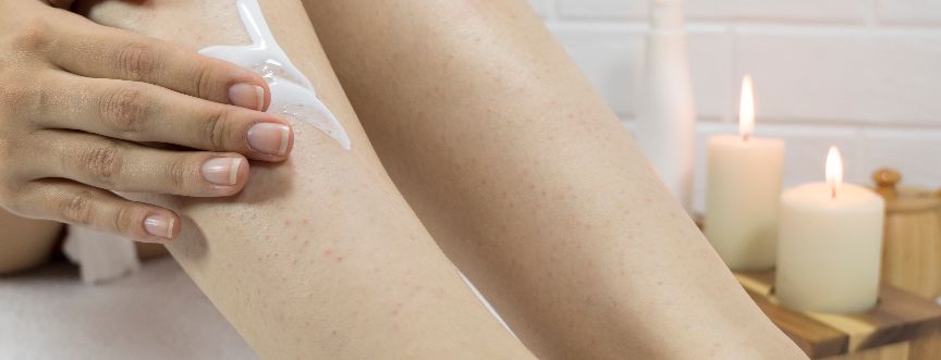 Truskawkowe nogi – czym są? Jak się pozbyć truskawkowych nóg?
