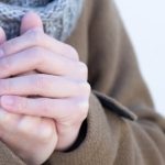 Uczulenie na zimno objawia się pokrzywką na skórze, która występuje po kontakcie z zimnym powietrzem, zimnymi przedmiotami czy pokarmami.