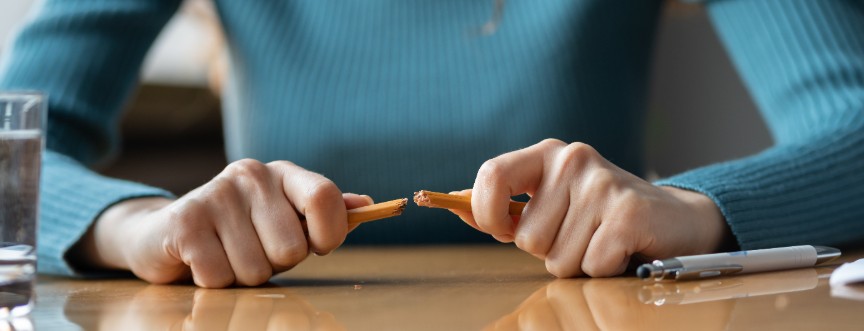 Załamanie nerwowe to przejściowe zachwianie równowagi psychicznej, wywołane czynnikami zewnętrznymi lub wewnętrznymi.