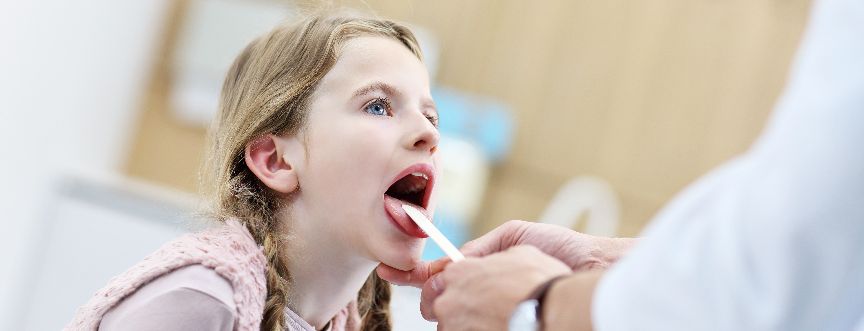 Zapalenie migdałków – u dorosłych i dzieci. Ile trwa leczenie?