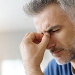 Zapalenie zatok bez kataru objawia się przede wszystkim intensywnym bólem głowy.