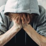Zespół abstynencyjny może wystąpić m.in. w wyniku odstawienia alkoholu, narkotyków czy leków.