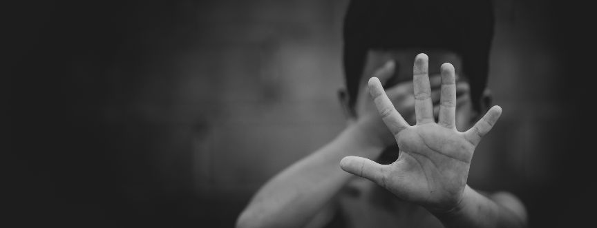 Zespół dziecka potrząsanego najczęściej wynika z przemocy wobec dziecka, ale do urazów może dojść także w trakcie zabawy.