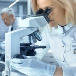 kobieta przeprowadza badanie pozwalające rozpoznać zespół Klinefeltera