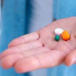 Zespół serotoninowy może wystąpić w rezultacie przyjmowania leków z grupy SSRI czy niektórych narkotyków.