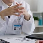 lekarz tłumaczy kobiecie, na czym polega zespół williamsa