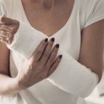 Złamania kości sprawiają zazwyczaj duży ból. Pojawia się obrzęk, często nie można ruszać kończyną.