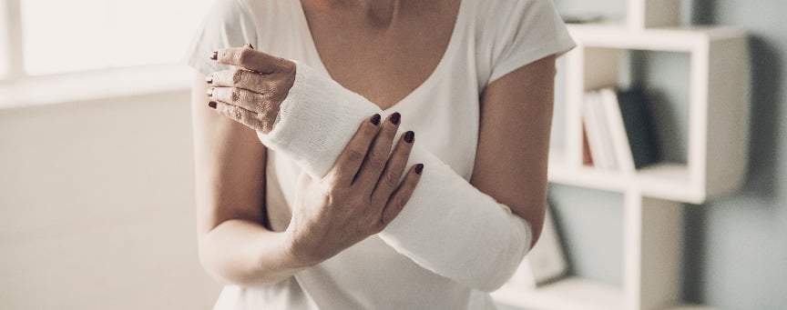 Złamania kości sprawiają zazwyczaj duży ból. Pojawia się obrzęk, często nie można ruszać kończyną.
