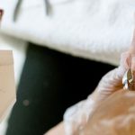 Żółte paznokcie u nóg mogą być objawem grzybicy.