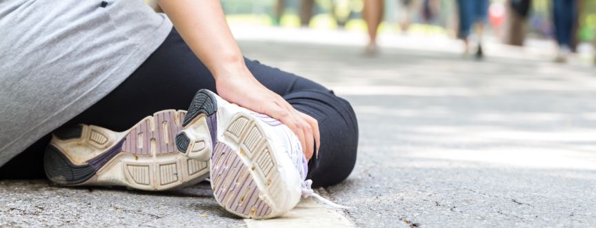 Zwichnięcie kostki – jakie są objawy i ile trwa powrót do sprawności? Zwichnięcie a skręcenie