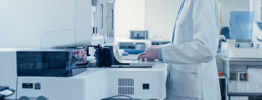 Pracownica podczas analizy próbki krwi pacjenta w laboratorium.