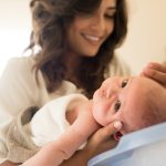 Masaż Shantala przynosi korzyści matce i dziecku / Fot. Adobe Stock