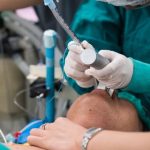 Intubacja dotchawicza to procedura medyczna polegająca na wprowadzeniu cienkiej rurki (tzw. rurki intubacyjnej) przez usta lub nos pacjenta do jego krtani, a następnie do tchawicy, w celu utrzymania drożności dróg oddechowych / Fot Adobe Stock