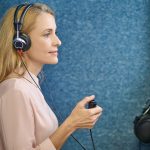 Badanie audiometrii polega na założeniu specjalnych słuchawek i zaznaczaniu momentu, w którym usłyszy się dźwięk / Fot. Adobe Stock