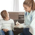 Lekarka mierzy poziom cukru u dziecka w celu diagnozy cukrzycy