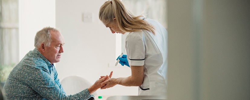 Diabetolog mierzy poziom cukru pacjenta
