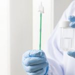 Lekarz trzyma w rękach zestaw do wykonania cytologii płynnej