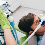 Gaz rozweselający, inaczej sedacja wziewna, jest stosowany u dentysty lub podczas porodu / Fot. Adobe Stock