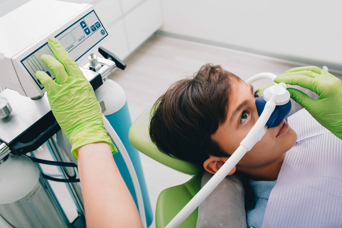 Gaz rozweselający – u dentysty, podczas porodu. Kiedy można go stosować i jakie ma skutki uboczne?