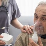 Mężczyzna z maską do tlenoterapii - cierpi z powodu pylicy płuc