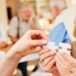 Starsza kobieta trzymająca puzzle w rękach - ćwiczenia wykonywane w chorobie Alzheimera