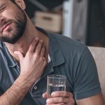 mężczyzna odczuwający suchość w gardle - jakie są na nią sposoby?