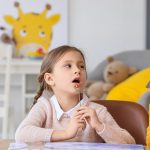 Dziecko ćwiczy z terapeutą litery - wykonują ćwiczenia na dysleksję