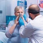 Lekarz zakłada pacjentce maskę tlenową z powodu ARDS