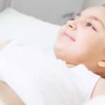 Dziewczynka ma wykonywane USG przez radiologa dziecięcego