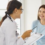 Lekarka prowadzi konsultację z pacjentką przed wykonaniem zabiegu toksyną botulinową