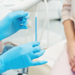 biocenoza pochwy - ginekolog przygotowujący się do badania pacjentki
