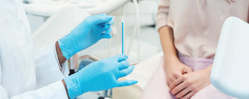biocenoza pochwy - ginekolog przygotowujący się do badania pacjentki