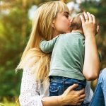 lęk separacyjny u dziecka - dziecko przytula się do mamy