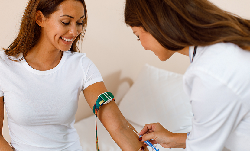 lipoproteina (a) - pielęgniarka pobiera od pacjentki próbkę krwi do badania